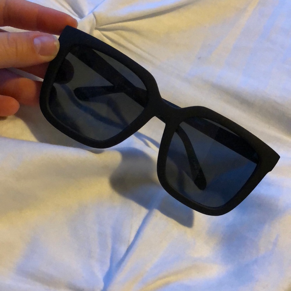 Black sunnies!!